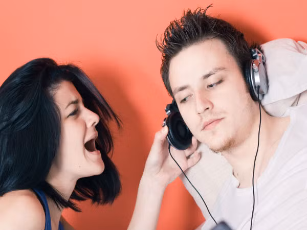 Nghe nhạc to: Các nghiên cứu khoa học cũng cho biết, thông thường, những người làm việc trong ngành công nghiệp âm nhạc, những người thường xuyên phải sử dụng các thiết bị thính giác tần số cao, tham dự các buổi hòa nhạc lớn...có thể gặp phải các vấn đề khiếm thính sớm.