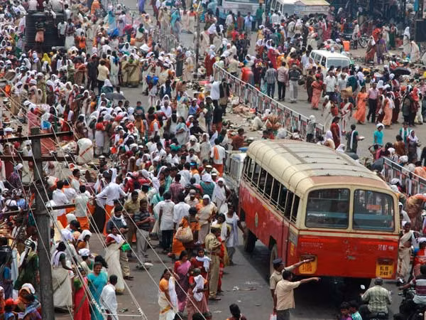 Ùn tắc giao thông: Nếu bạn sống ở thành phố với lưu lượng giao thông ùn tắc liên tục và thường xuyên phải nghe tiếng còi xe, thính giác của bạn dễ bị suy giảm. (Nguồn ảnh: Boldsky)