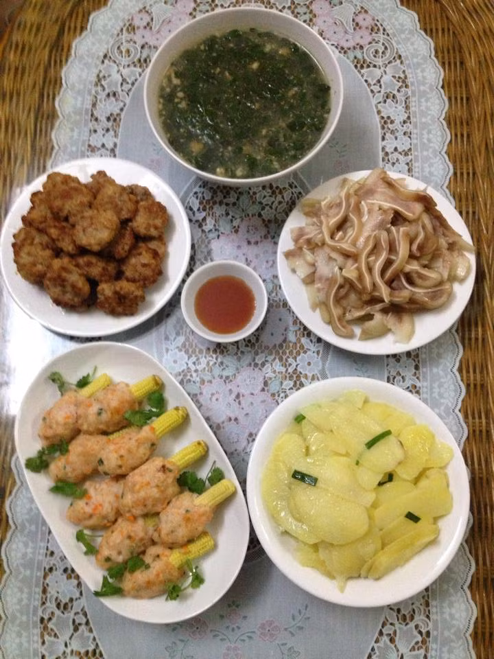 Thứ hai: Hãy bắt đầu thực đơn cơm nhà cả tuần bằng rau ngót nấu thịt bằm, chả thịt viên, tai luộc, tôm bọc ngô bao tử nướng.