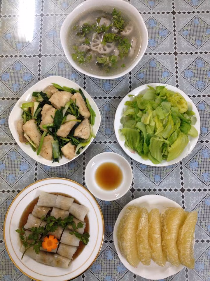 Thứ sáu: Canh củ sen nấu sườn, cá xào cần tỏi, ngồng cải luộc, củ cải cuộn thịt. 