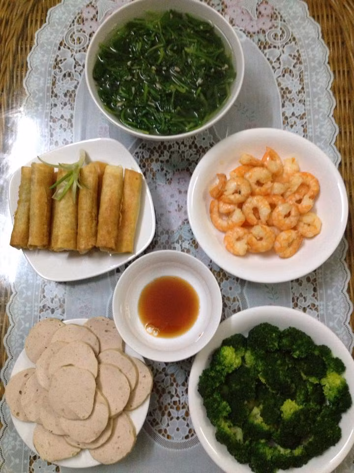 Thứ tư: Canh rau cải, nem củ quả chiên, tôm rim, giò, súp lơ xào. 