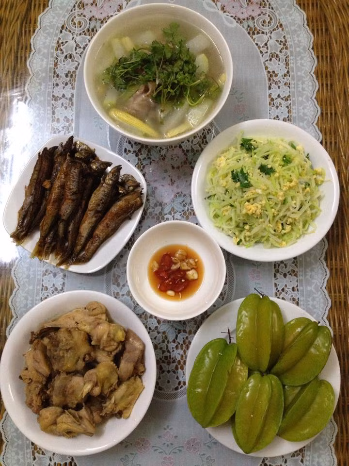 Thứ ba: Canh củ quả nấu sườn, cá trứng rim tiêu, xu hào xào trứng, gà rang gừng.