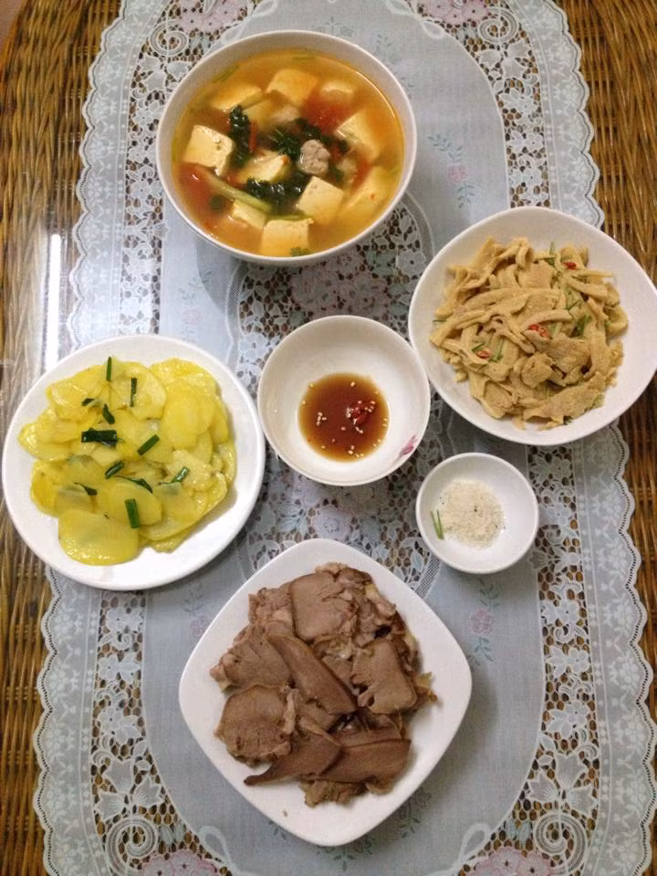 Thứ bảy: Canh đậu phụ, khoai tây xào, nem tai, lưỡi luộc. 