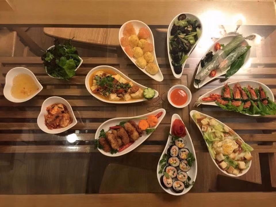 Tối chủ nhật, hãy đổi bữa cho cả nhà bằng gỏi cuốn tôm thịt, gimbab Hàn Quốc, thịt lợn chiên xù, rau cải chít xào nấm hương, tôm luộc cuộn xà lách, đậu phụ sốt và tráng miệng bằng bánh xu kem.