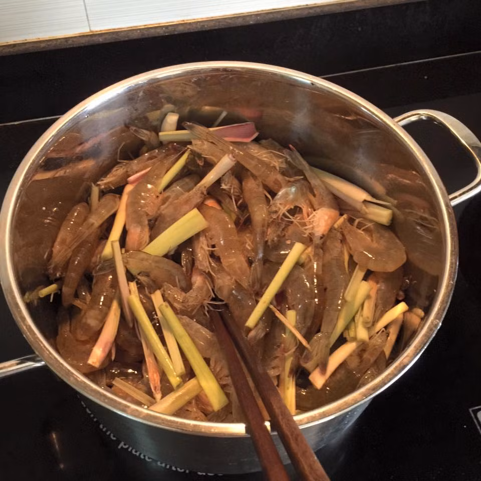 Bước 1: Tôm sơ chế sạch, rút chỉ màu đen, cho vào nồi đảo lên cùng sả. 