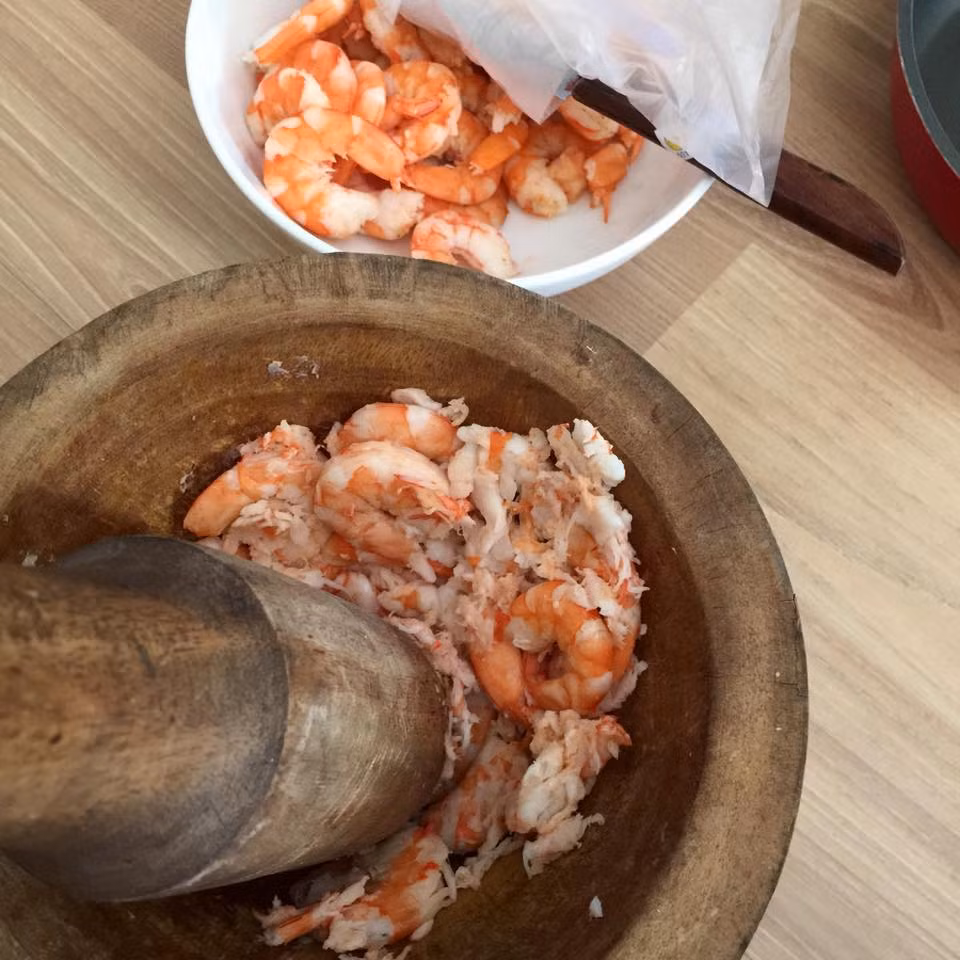 Bước 2: Để tôm nguội, bóc lấy nõn tôm, cho vào cối giã bông.