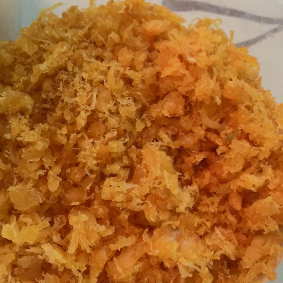 Bước 4: Tôm ngấm dầu gấc thì cho ít dầu vào chảo, đổ tôm vào, để nhỏ lửa đảo đều, đến khi thấy tôm tơi thì cho thêm mắm nêm tùy theo khẩu vị là được.