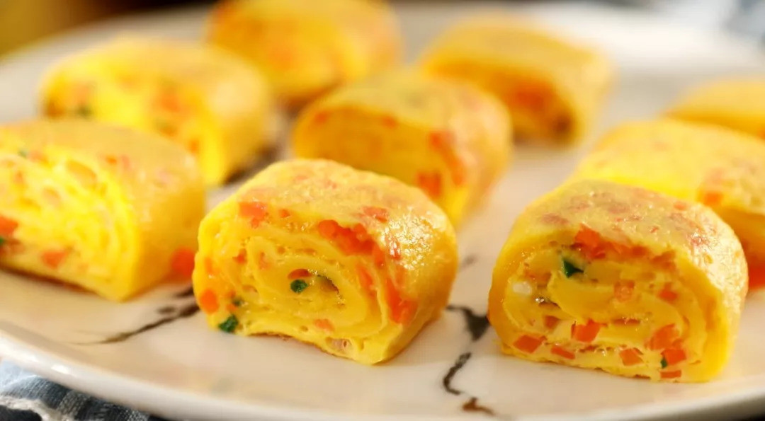 Mỗi buổi sáng, các chị em thường hay tất bật lo cơm nước, quần áo hay sắp sửa đồ dùng cho con, vậy nên bữa ăn sáng cũng được làm đơn giản hơn. Tuy nhiên, chỉ với chừng 6-7 bước, bạn và gia đình đã làm xong món trứng cuộn tôm ngon.