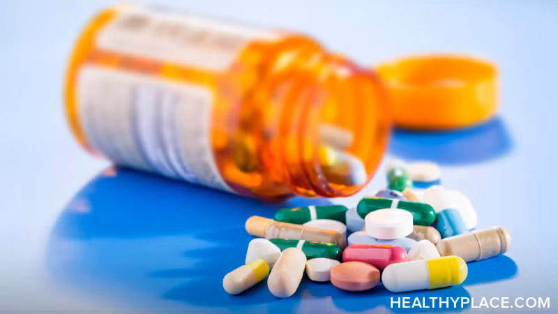 Bạn hãy ngưng sử dụng các loại hóa chất chứa trong các thuốc uống để cải thiện làn da. Ảnh minh họa. Ảnh HealthyPlace.