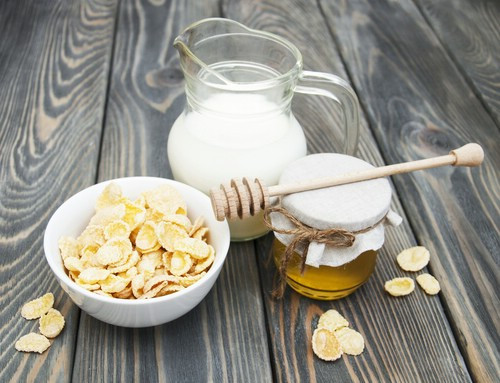 Bạn thử làm hỗn hợp mặt nạ yến mạch trộn với sữa chua với tỷ lệ 1 muỗng yến mạch và 2 muỗng sữa chua tự nhiên không chất phụ gia. Bôi hỗn hợp đó lên da trong vòng 20 phút rồi rửa sạch da. Ảnh Tiki.