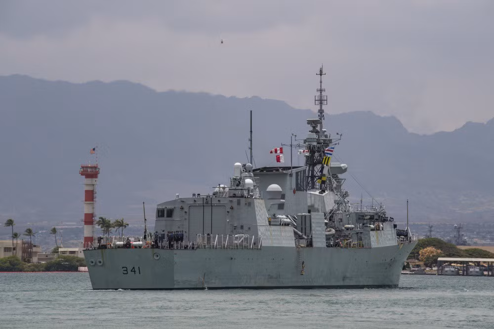 Tàu HMCS Ottawa là tàu thứ 12 và là chiếc cuối cùng của lớp Halifax do Canada nghiên cứu và sản xuất.