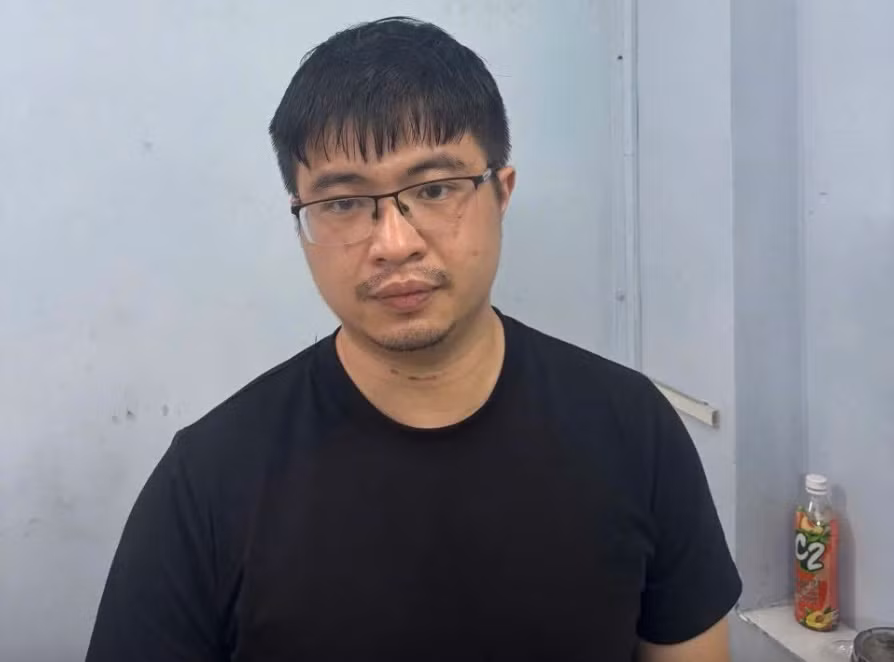 Theo đó, Công an TP Hà Nội đã ra quyết định khởi tố vụ án, khởi tố bị can đối với Phó Đức Nam và 30 đối tượng khác. Trong đó, có 26 bị can bị khởi tố về tội Lừa đảo chiếm đoạt tài sản, 3 bị can bị khởi tố về tội rửa tiền, 1 bị can tội không tố giác tội phạm, 1 bị can tội chứa chấp tài sản do người khác phạm tội mà có.