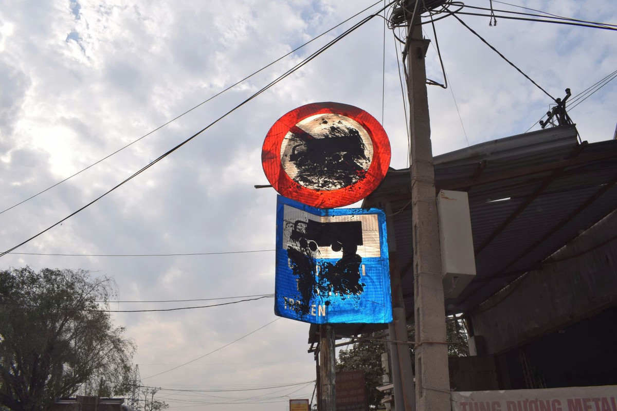 Tài xế bôi bẩn lên biển báo giao thông để đi vào đường cấm Tai xe boi ban len bien bao giao thong de di vao duong cam