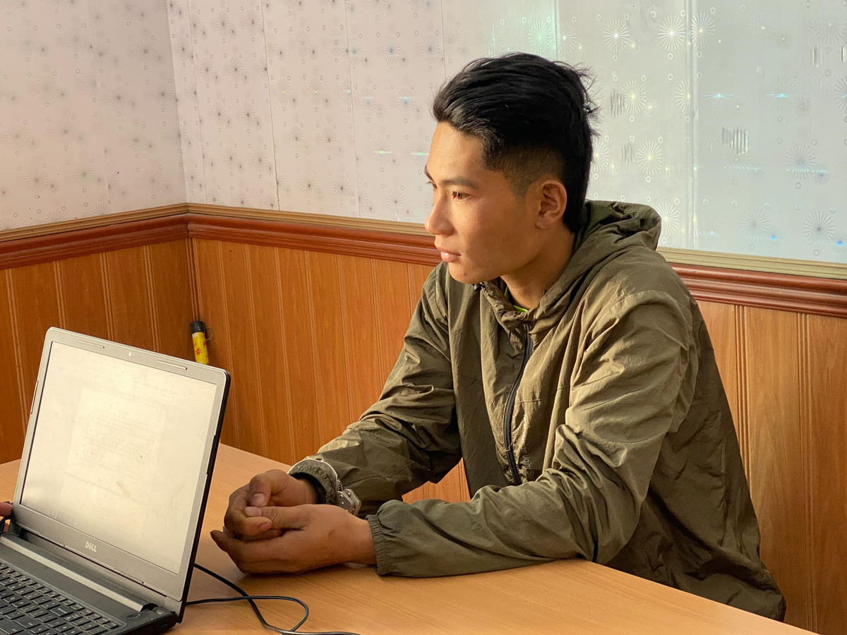 Công an cùng người dân bắt đối tượng cướp giật hai sợi dây chuyền Cong an cung nguoi dan bat doi tuong cuop giat hai soi day chuyen