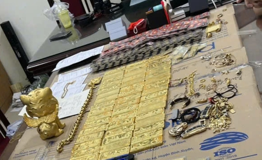 Ban đầu, các đối tượng hướng dẫn khách hàng giao dịch nhiều lần với số tiền ít, “có lãi” và rút tiền được; sau đó, sử dụng nhiều thủ đoạn khác nhau để dụ dỗ, thúc đẩy khách hàng nâng vốn giao dịch. Khi khách hàng giao dịch thua lỗ, thậm chí thua hết tiền trong tài khoản (tức “cháy” tài khoản) thì các đối tượng tiếp tục cung cấp thông tin sai sự thật để khách hàng có niềm tin tiếp tục chuyển thêm tiền để “gỡ vốn”, cứ như vậy cho đến khi khách hàng không còn khả năng về tài chính thì các đối tượng chặn liên lạc, chiếm đoạt toàn bộ số tiền mà khách hàng đã chuyển.