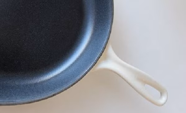 Tiếp tục cho chảo lên bếp và đun, nên nhớ lúc này hãy để lửa ở chế độ lửa nhỏ nhất. Và cho thêm 2 muỗng canh dầu dừa vào trong chảo và đun nóng trong khoảng thời gian 50 phút là được. Ảnh minh họa: Meovat9.