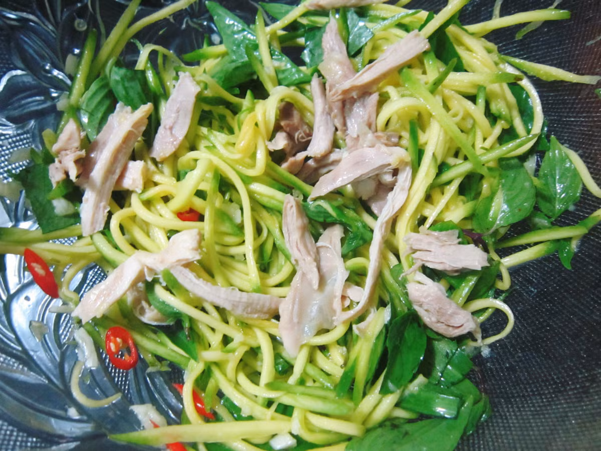 Sự kết hợp giữa thịt gà xé và xoài xanh sẽ tạo nên món nộm ngon tuyệt để bạn nhâm nhi trong những ngày mùa đông. Ảnh: Bepgiadinh.