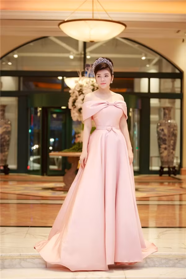 Cô gây sự thu hút với vương miện kim cương cài đầu được thiết kế riêng. Ảnh: Yan.