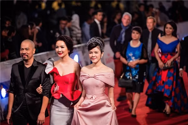 Lý Nhã Kỳ rạng rỡ trên thảm đỏ trong bộ váy lụa trễ vai. Ảnh: Yan.