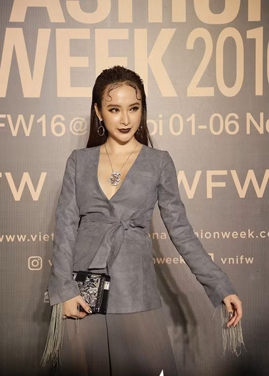 Angela Phương Trinh sang trọng trong set áo giả vest da lộn kết hợp cùng chân váy tuyệt đẹp. Điểm nhấn của set đồ là chiếc vòng cổ hình rắn độc đáo được gắn rất nhiều kim cương đắt giá của thương hiệu Boucheron. Ảnh: Saostar.