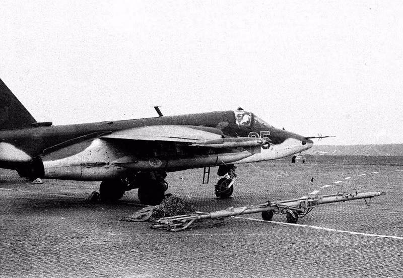 Su-25 có thể mang tới 4 tấn vũ khí gồm tên lửa không đối đất tầm ngắn Kh-23, Kh-25, Kh-29, bom không điều khiển OFAB, FAB và các loại rocket từ cỡ 80-240mm. Nguồn ảnh: ER