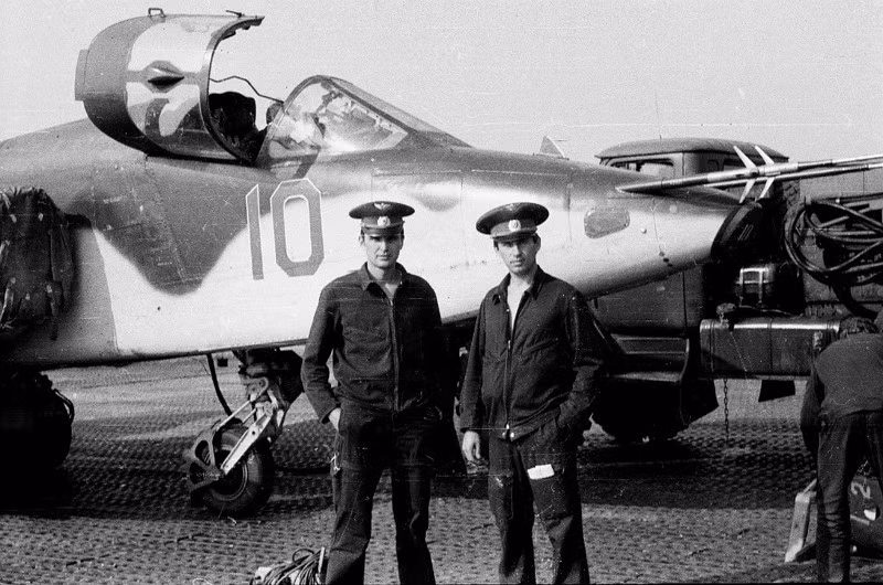 Vẻ “phong trần, lãng tử” các phi công Su-25 thuộc trung đoàn 456. Nguồn ảnh: ER