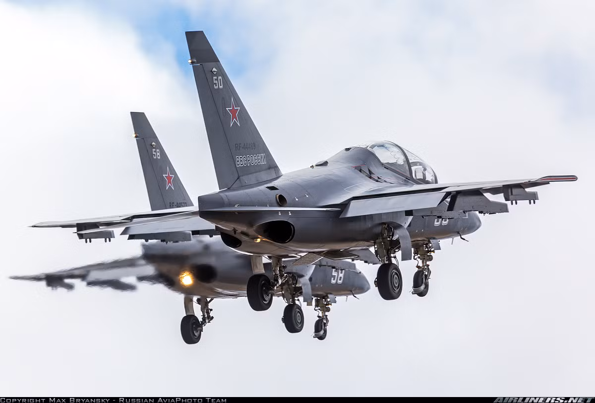 Máy bay được trang bị hai động cơ phản lực Progress AI-222-25 tích hợp bộ kiểm soát động cơ kỹ thuật số toàn phần (FADEC), tốc độ bay cận âm 1.060km/h, tốc độ trung bình 887km, có thể bay ở tốc độ cực thấp 165km/h, bán kính chiến đấu 555km. Nguồn ảnh: Airlines.net