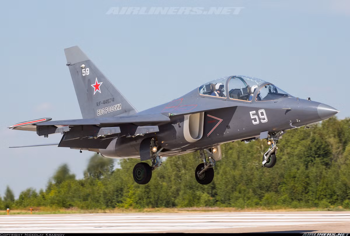 Máy bay Yak-130 được thiết kế để huấn luyện phi công tiêm kích thế hệ 4-5. Hệ thống điện tử của nó cho phép mô phỏng một cách hoàn hảo việc điều khiển hầu hết các tiêm kích thế hệ 4-5 trên thế giới. Nguồn ảnh: Airlines.net