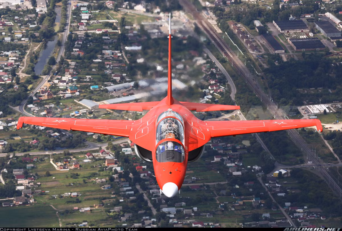 Theo ông, máy bay Nga Yak-130 được chế tạo để đào tạo các học viên làm chủ phi cơ chiến đấu với sự chuyển đổi tối thiểu. Điều đó đã được đưa vào thiết kế của máy bay, vào hệ thống điện tử hàng không, và hệ thống điều khiển của nó. Tính độc đáo của Yak-130 là khả năng "mô phỏng" nhiều loại máy bay khác nhau. Bằng cách cài đặt các thiết lập thích hợp, trong chuyến bay thực tế trên chiếc "Yak-130" có thể mô phỏng như thể đang điều khiển loại máy bay khác: cường kích hay tiêm kích. Và sau đó phi công có thể dễ dàng và nhanh chóng làm chủ chiếc máy bay chiến đấu…. Nguồn ảnh: Airlines.net