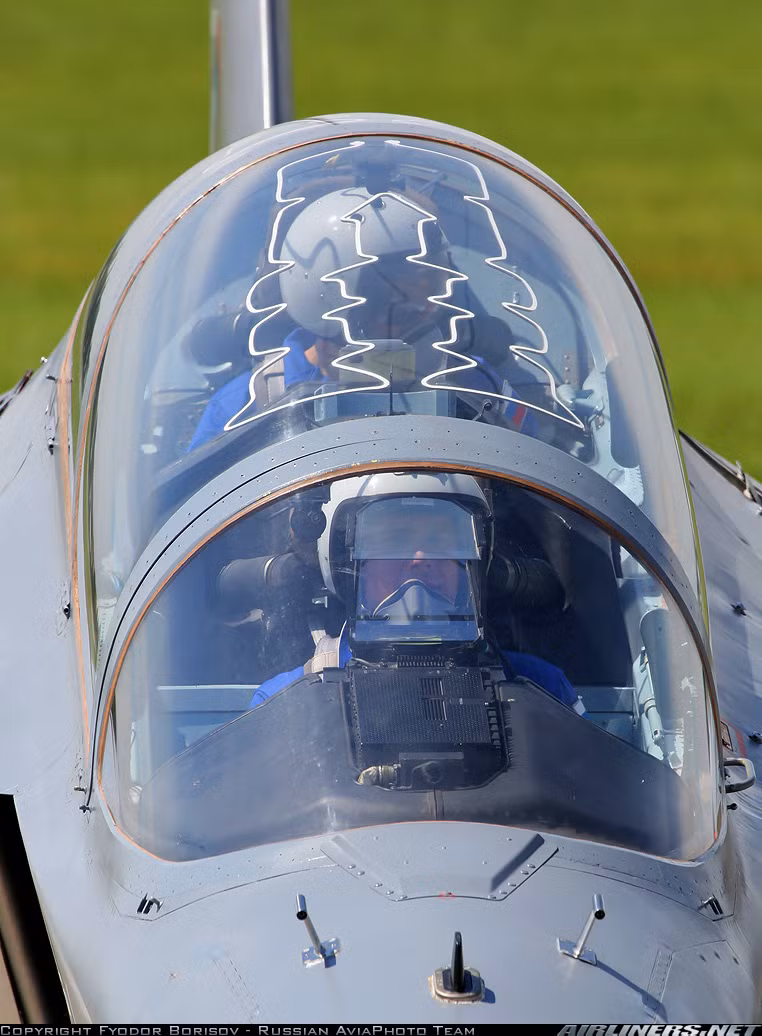 Máy bay có buồng lái với vòm che hoàn toàn bằng thủy tinh chống đạn. Cả 2 phi công đều được trang bị hệ thống tầm nhìn ban đêm và 3 màn hình hiển thị đa chức năng tinh thể lỏng 6x8 in. Phi công phía trước có thể sử dụng hệ thống hiện thị tầm nhìn phía trước trên mũ để chỉ thị mục tiêu. Buồng lái được hệ thống cảnh báo giọng noí, MS bên trong và giao tiếp bên ngoài được công ty AA.S. Popov GZAS Joint Stock cung cấp. Nguồn ảnh: Airlines.net