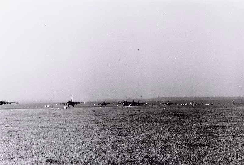 Trong ảnh, đội hình máy bay Su-25 thực hiện “voi đi bộ”. Nguồn ảnh: ER