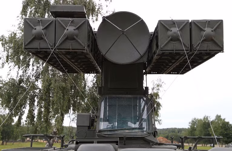 Đạn tên lửa 9M37 của hệ thống Strela 10 sử dụng 2 phương pháp dẫn đường gồm: tương phản ảnh (nghĩa là đầu tự dẫn quang – truyền hình trên tên lửa nhận diện mục tiêu và dẫn đường thụ động cho tên lửa) và tự dẫn hồng ngoại (bám theo nguồn nhiệt cao do mục tiêu phát ra). Trong ảnh, ở giữa 2 cặp hộp phóng là anten của đài radar 9S86 có tầm trinh sát từ 450m tới 10.000m. Nguồn ảnh: Vitaly-Kuzmin