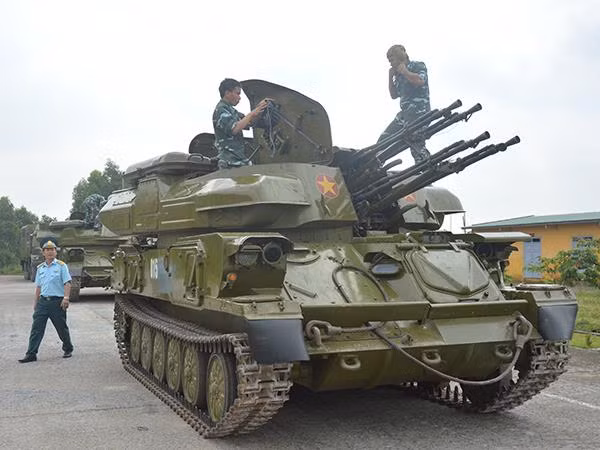 Nói không ngoa rằng, ZSU-23-4 và A-89 chính là “thần hộ mệnh” của tên lửa S-300. Trong ảnh, chính là tổ hợp pháo phòng không tự hành ZSU-23-4M do Liên Xô sản xuất, viện trợ cho Việt Nam từ những năm 1980. Nhìn chung, loại vũ khí này cũng đã cũ, nếu có điều kiện, chúng ta nên thay mới bằng các tổ hợp vũ khí hiện đại hơn như Pantsir-S1 hay Tunguska. Nguồn ảnh: Báo Phòng không – Không quân