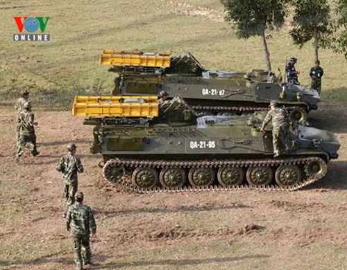 Xe chiến đấu tổ hợp tên lửa Strela-10 được kết cấu đơn giản, được triển khai trên khung gầm xe bọc thép đa dụng bánh xích MT-LB. Trên xe lắp đặt đài radar trinh sát 9S86 được lắp giữa 2 cặp hộp chứa tên lửa trên phương tiện phóng. Bên trong xe là cabin điều khiển với kíp trắc thủ 3 người. Nguồn ảnh: VOV