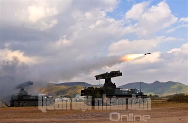 Cùng với đó, phương pháp dẫn đường hiệu quả dựa trên đầu tự dẫn tương phản ảnh và hồng ngoại mang đến cho tổ hợp Strela-10 khả năng tác chiến độc lập rất cao, không cần nhiều khí tài hỗ trợ cồng kềnh như các hệ thống phòng không tầm trung và xa. Nguồn ảnh: QĐND