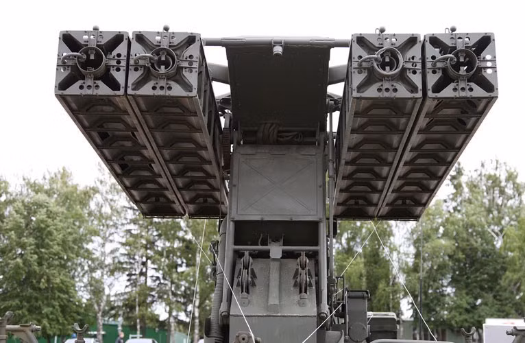 Cận cảnh giá phóng tên lửa với 4 hộp chứa đạn 9M37 - dài 2,2m, nặng 40kg với đầu đạn nặng 3,5 kg. Tên lửa lắp động cơ đẩy nhiên liệu rắn cho phép đạt tốc độ gần Mach 2, tầm bắn 500-5.000m, độ cao 10-3.500m. Nguồn ảnh: Vitaly-Kuzmin