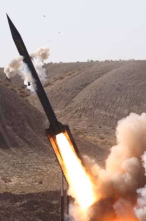 Bán kính lệch mục tiêu (CEP) của Zelzal-2 không được công bố, thế nhưng với chỉ 4 cánh lái đuôi, thiếu bộ phận định hướng thì xem ra loại tên lửa này có độ chính xác khá thấp. Nguồn ảnh: Oryx