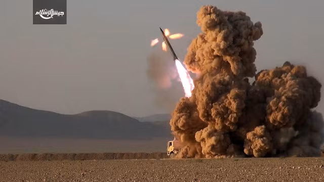 Trong ảnh, Jaish al-Islam bắn tên lửa đạn đạo Zelzal-2 vào vị trí trú đóng của Quân đội Syria, không rõ có bao nhiêu thương vong. Nguồn ảnh: Oryx