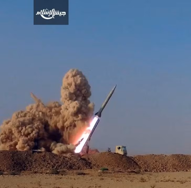 Điều đáng ngạc nhiên là dù có số lượng không hề nhỏ tên lửa Zelzal-2 và Fateh 110 của Iran, tuy nhiên Quân đội Syria hiếm khi sử dụng chúng để pháo kích phiến quân. Thay vào đó, họ thường sử dụng các loại tên lửa đạn Scud R-17 và Tochka-U của Nga. Nguồn ảnh: Oryx