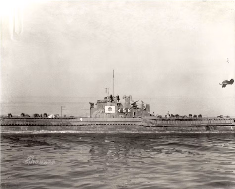 Mỗi chiếc tàu ngầm I-400 có tính năng "khủng" chưa từng thấy, vượt xa sức mạnh lớp tàu U-boat lừng danh của Đức, vượt trên cả tàu ngầm cỡ lớn của Mỹ hay Liên Xô. I-400 trang bị 4 máy diesel 3.000 mã lực mang lượng nhiên liệu đủ để đi một vòng rưỡi quanh trái đất, nhiều hơn cần thiết để có thể đến được Hoa Kỳ đi từ Đông sang Tây. Nguồn ảnh: Sina