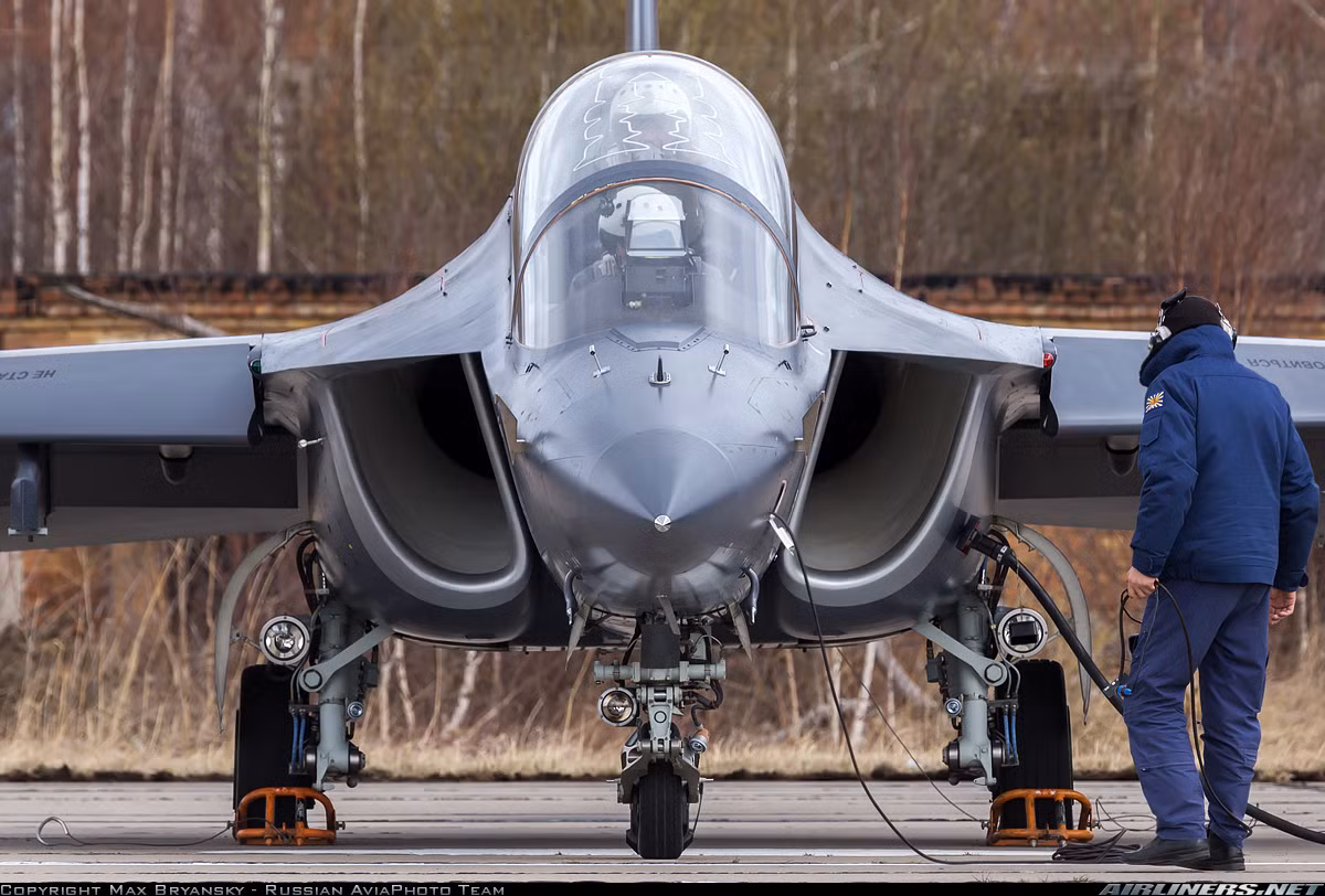 Cho nên, trong những năm tới Quân chủng PK-KQ nói chung và Trường Sĩ quan Không quân nói riêng sẽ tiến hành "Đổi mới chương trình, quy trình đào tạo phi công quân sự". Một trong những cái mới nhất của chương trình lần này là học viên không phải tốt nghiệp trên máy bay L-39 mà phải tốt nghiệp trên loại máy bay mới hơn. Nguồn ảnh: Airlines.net