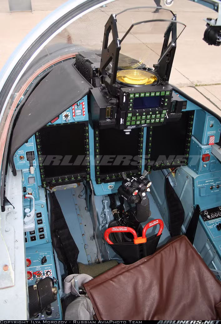 Trong ảnh là buồng lái không thua gì máy bay chiến đấu thế hệ 4-5 của Yak-130, thậm chí còn hiện đại vượt xa các máy bay thế hệ 4 đời đầu như Su-27. Nguồn ảnh: Airlines.net
