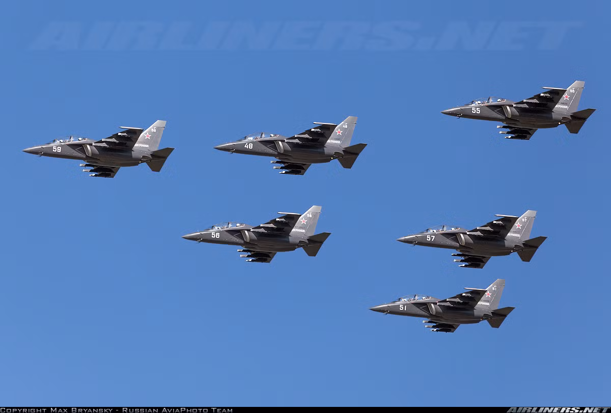 Yak-130 (NATO định danh là Mitten) là máy bay huấn luyện chiến đấu tiên tiến hai chỗ ngồi do phòng thiết kế Yakovlev thiết kế được Tổng công ty Irkuts sản xuất với đơn giá 15 triệu USD. Hiện nay, chúng đang phục vụ tích cực trong Không quân Nga (89 chiếc) và Không quân Bangladesh (16 chiếc). Ngoài ra, Syria, Myanmar, Algeria, Belarus cũng đang chờ nhận các máy bay Yak-130. Ở Đông Nam Á, còn có Lào cũng đang để mắt tới loại máy bay này. Nguồn ảnh: Airlines.net