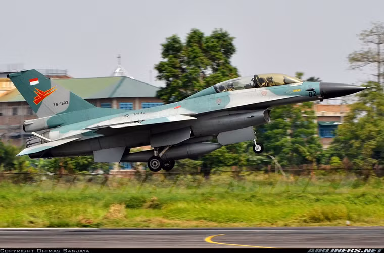 Theo một số thống kê, trước vụ tai nạn này, Không quân Indonesia có trong biên chế 4 máy bay tiêm kích kiêm huấn luyện hai chỗ ngồi F-16B. Ngoài việc có hai buồng lái, F-16B giống hệt về tính năng F-16A một chỗ ngồi. Nguồn ảnh: Airlines.net