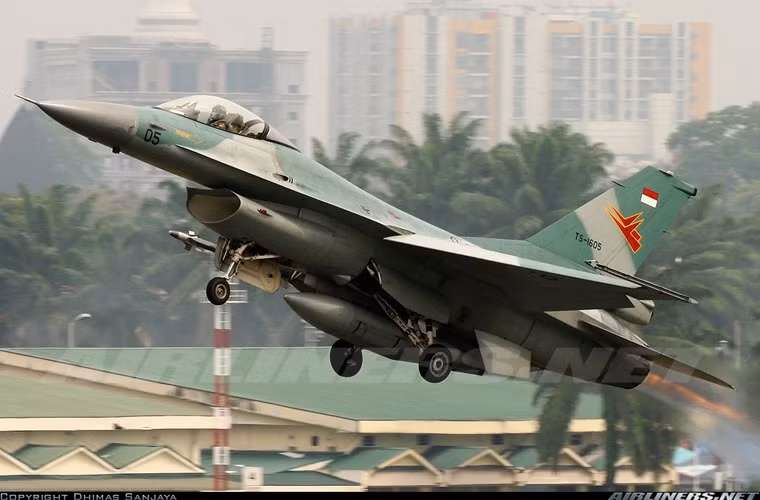 Tháng 11/2010, sau nhiều năm đàm phán, Indonesia đã được Mỹ "tặng" 24 chiếc F-16C/D Block 32 đã qua sử dụng. Tuy nhiên, Indonesia vẫn sẽ trả khoảng 700 triệu USD để Lockheed Martin nâng cấp các máy bay lên chuẩn F-16C/D Block 52 ID. Việc chuyển giao dự kiến sẽ hoàn tất vào năm 2015, thế nhưng đến nay mới chỉ có 13 chiếc được bàn giao. Việc chậm chễ này có lẽ là do một vụ tai nạn xảy ra với một chiếc F-16C khiến Indonesia phải nghi ngờ độ tin cậy các máy bay nâng cấp. Nguồn ảnh: Airlines.net