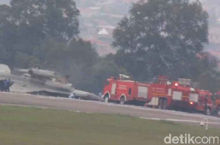 Nguyên nhân vụ việc được cho là máy bay bị mất phanh khiến chiếc máy bay chiến đấu F-16 bị trượt khỏi đường băng, lật ngửa bụng. Nguồn ảnh: detikcom