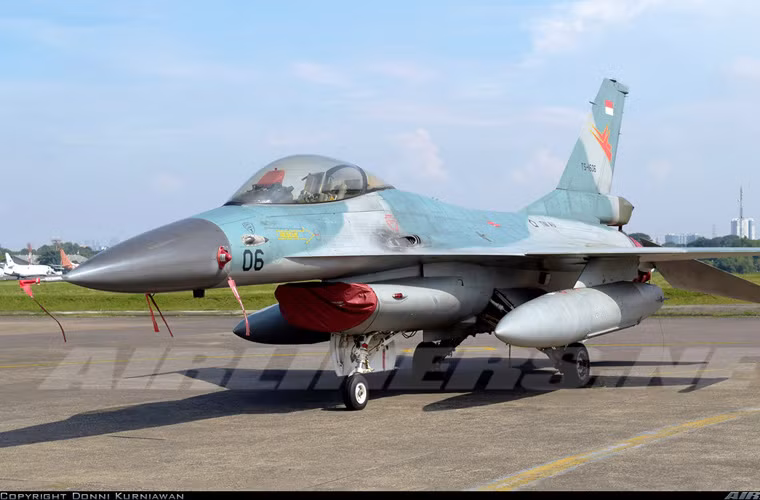 Năm 1989, Indonesia đã đặt mua từ Mỹ 12 chiếc F-16A/B Block 15OCU, tuy nhiên trong suốt hàng chục năm hoạt động đã có 4 chiếc gặp nạn gồm 3 F-16A và 1 F-16B (ngày 14/3). Nguồn ảnh: Airlines.net