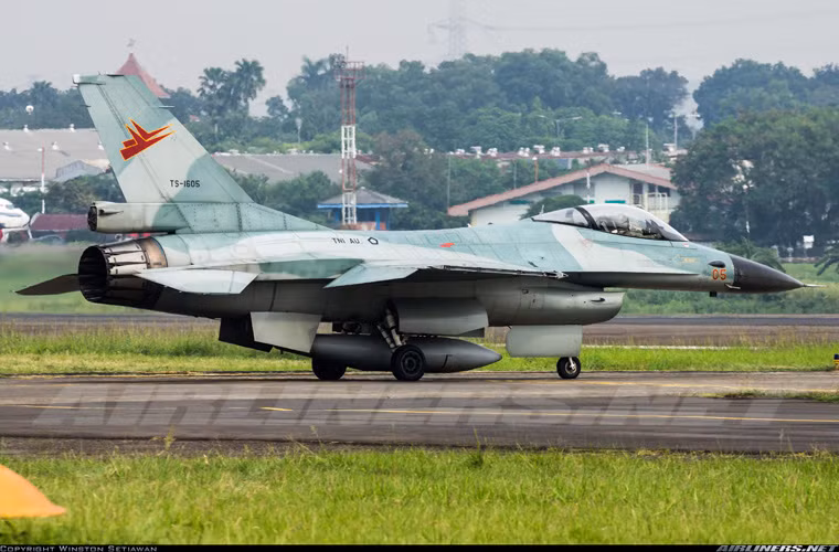 Phiên bản tiêm kích F-16A/B Block 15 OCU của Không quân Indonesia là bản nâng cấp lớn thuộc thế hệ đầu dòng F-16. Gói này được tích hợp màn hình HUD góc rộng, động cơ turbofan F100-PW-220 đáng tin cậy, cải tiến radar cho phép sử dụng tên lửa không đối đất AGM-65 Maverick, tên lửa chống hạm AGM-119 Mk.3 và tên lửa không đối không tầm trung - xa dẫn đường chủ động AIM-120. Nguồn ảnh: Airlines.net