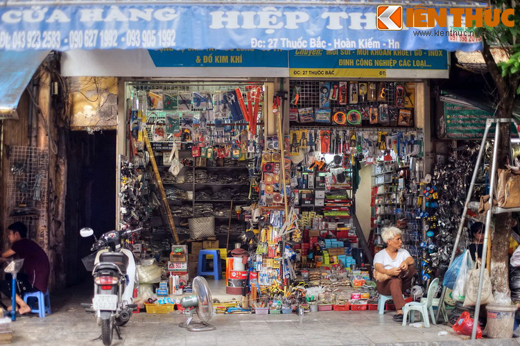 Nghề buôn bán thuốc Bắc của phố hầu như không còn mà đã dời sang phố Lãn Ông ở cạnh đó. Mặt hàng đặc trưng trên phố Thuốc Bắc hiện tại là đồ kim loại như khóa, dụng cụ cơ khí, két bạc, inox gia dụng...