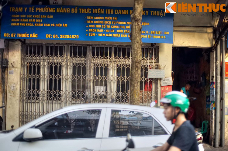 Không có các đình, đền chùa cổ kính, nhưng phố Thuốc Bắc lại có một địa điểm nổi tiếng là nhà số 87. Trong con hẻm của khu nhà này có một căn hộ nhỏ, là nơi cố họa sĩ Bùi Xuân Phái nhiều thập niên miệt mài vẽ tranh “phố Phái” – dòng tranh gắn liền với những ký ức về phố cổ Hà Nội...